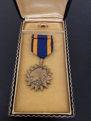 Vintage Wwii Era Us Air Medal In Case W/ Lapel & Ribbon Bar Ww2 Named On Case