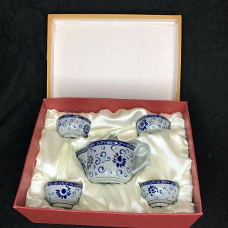 Chinese Porcelain Tea Pot & Cup Set 4 Cups & Tea Pot Blue Flower