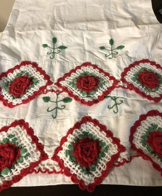 Vtg Hand Crocheted Red Cabbage Roses Green Leaves White Pillow Cases
