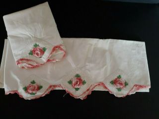 Vtg Pretty Pair White Cotton Crochet Edge Pillowcases Pink White Roses Squares