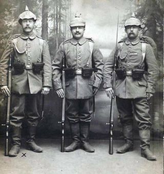 Ww1 - German Soldiers With Spike Helmet And Rifle,  Baionet
