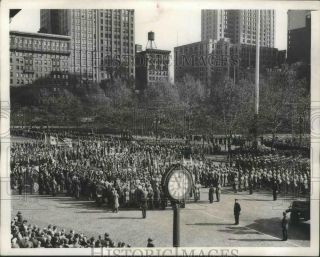 1944 Press Photo Crowd At Madison Square Before Monument Of Eternal Light