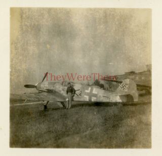 Wwii Photo - Us Gi W/ Captured German Messerschmitt Me - 109 Fighter Plane