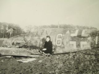 PHOTO Crashed German Me - 109 Fighter in a field 2