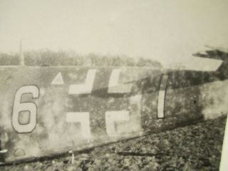 PHOTO Crashed German Me - 109 Fighter in a field 3