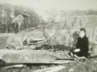 PHOTO Crashed German Me - 109 Fighter in a field 4