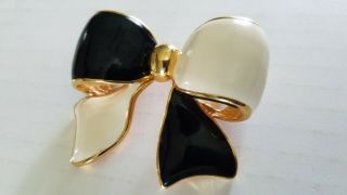 Vintage Joan Rivers Signed Goldtone Glossy Black Cream Enamel Ribbon Bow Brooch