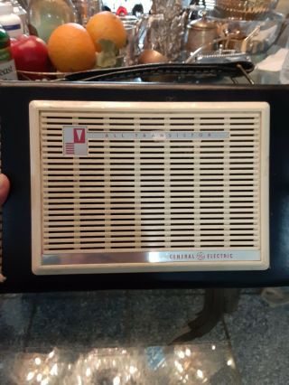 Vintage G.  E.  Portable Transistor Radio Model P - 795A AM Band 6, 2