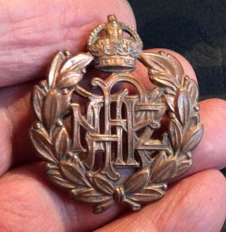 Vintage Wwii Royal Zealand Air Force (rnzaf) Cap Badge.  (ref: M)