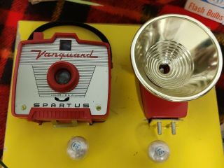 VTG RED Spartus Vanguard Camera & Flash w/ Orig box/bulbs/film E8 2