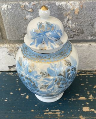 Vintage Japan Ginger Jar Blue And White Floral 6.  5” Tall
