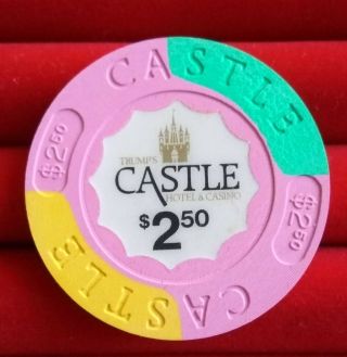(1) $2.  50 Trump Castle Casino Chip - Atlantic City,  Jersey - Green / Yellow