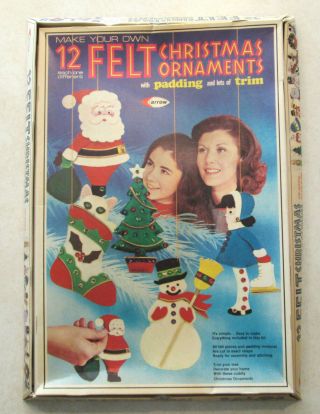 Vtg 1972 Arrow 12 Felt Christmas Ornaments Kit 555