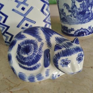 Vintage Asian Chinoiserie Blue And White Ceramic Cat Figurine 2