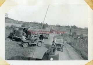Wwii Photo - 1st Armored Division - Us Army Jeeps & Flatbed Vehicle Off Road