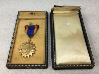Ww2 Us Airforce Army Air Medal Eagle Bronze Coffin Case No Writing Lapel Pin