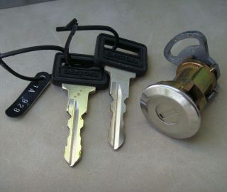 Vintage Volvo 240 260 Trunk - Door Lock & 2 Keys 1a 926