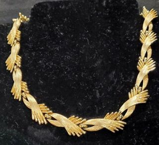 Vintage Crown Trifari Gold Tone Metal Fringed Ribbon Image Linked Necklace
