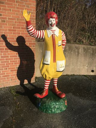 Ronald Mcdonald Restaurant Statue