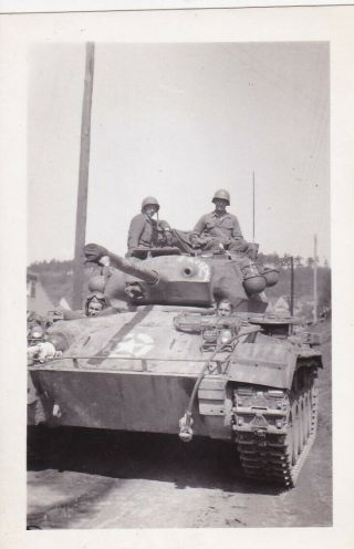 Wwii Snapshot Photo 749th Tank Battalion M24 Chaffee Tank Crew Eto 57