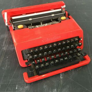 Vintage Mid - Century Modern Olivetti Valentine Typewriter W 1969 Caps