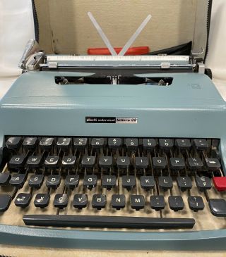 Vintage Olivetti Lettera 32 Portable Typewriter With Case Made In Italy 3