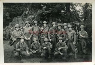 Wwii Photo - 35th Infantry Division - Us Army Gi Group Shot W/ Guns & Patches