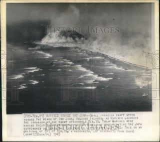 1945 Press Photo Marine Boats Invade Beach At Suribachi Volcano On Iwo Jima