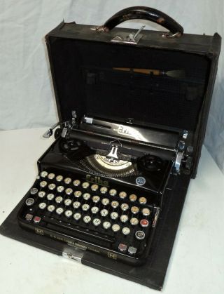 Vintage Erika Portable Typewriter In Case Seidel & Naumann Dresden