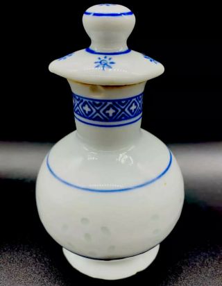 Vtg Chinese Rice Grain Eye Blue & White Porcelain Soy Sauce Server 4.  8”h 2.  8”w