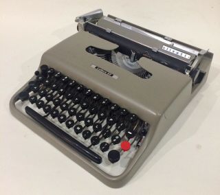 Olivetti Ivrea Lettera 22 Portable Typewriter With Case And Cover
