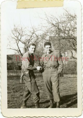 Wwii Photo - 30th Infantry Division - Us Gis W/ Captured German Luger Pistol - 2