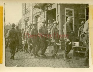 Wwii Photo - 30th Infantry Division - Us Army Gis In Chow Line W/ Helmet Decals 2
