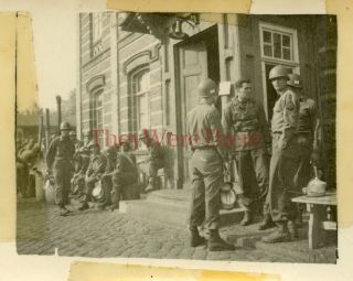 Wwii Photo - 30th Infantry Division - Us Army Gis In Chow Line W/ Helmet Decals 1