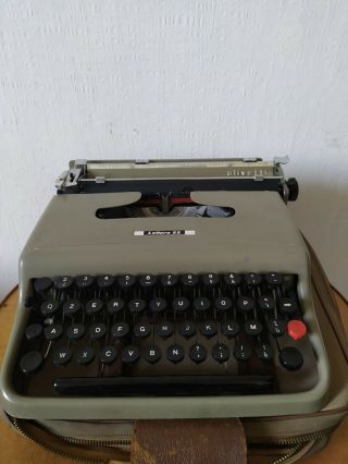 Olivetti Lettera 22 Vintage Antique Typewriter Interior With Case