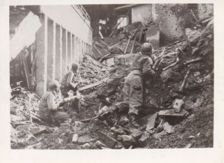 Wwii Photo Us Troops Fighting In Bombed Ruins Of 1945 German City 113