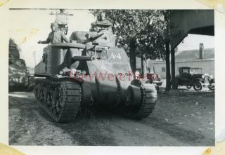 Wwii Photo - 1st Armored Division - Us Tankers & M3 Lee Tank W/ 1ad Emblem - 2