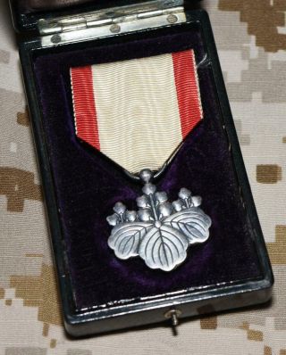 Vintage World War 2 Ww2 Japanese Rising Sun Military Silver Medal & Case