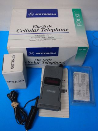 Vintage Motorola Pocket Flip Cell Phone Model 34648aa W/box