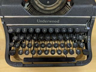 Vintage Underwood Universal Portable Typewrite w/ Carrying Case F1777402 2
