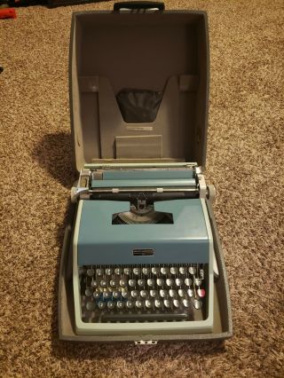 Olivetti Underwood 21 Portable Typewriter With Carrying Case