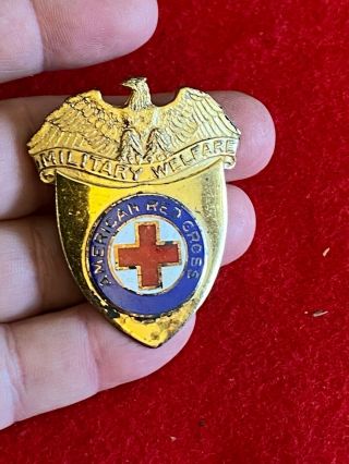 L1) Vintage American Red Cross Military Welfare Hat Badge Obsolete