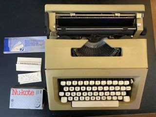 Vintage Olivetti Lettera 25 Typewriter W/ Travel Case.  Qwerty.