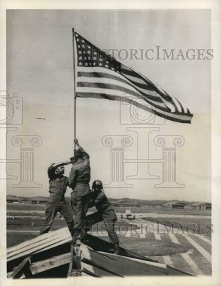 1945 Press Photo Us Army Officers Raise American Flag At Atsugi Airport,  Japan