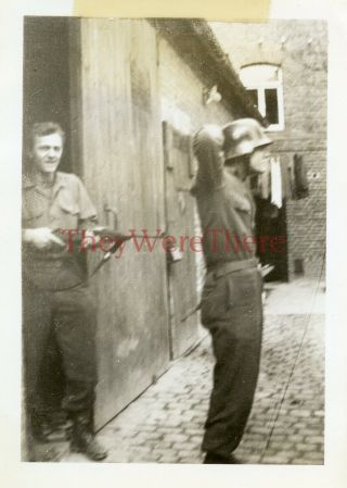 Wwii Photo - 30th Infantry Division - Us Gi W/ Captured German Helmet Surrenders