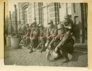 Wwii Photo - 30th Infantry Division - Us Army Gis In Chow Line W/ Helmet Decals 5