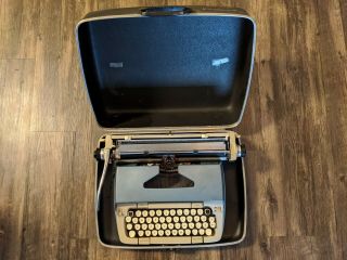 Smith Corona Scm Classic 12 Vintage Typewriter In Case