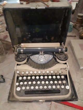 Vintage Underwood Portable Typewriter W/ Case