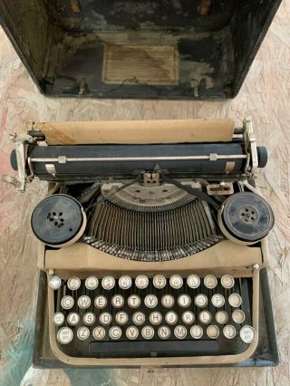 Vintage Underwood Portable Typewriter w/ Case 3