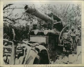 1944 Press Photo American Soldiers Examine A Ruined German Gun In France